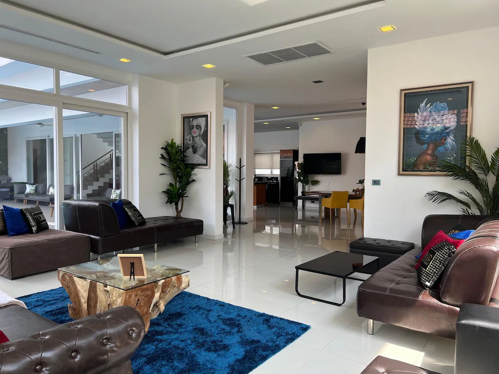 พูลวิลล่าพัทยา 16 คน