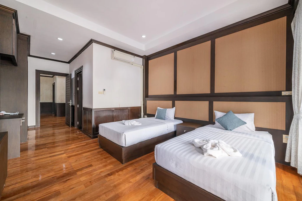 พูลวิลล่าพัทยา 16 คน