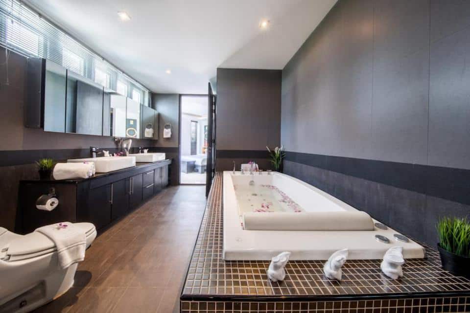 พูลวิลล่าพัทยา 16 คน